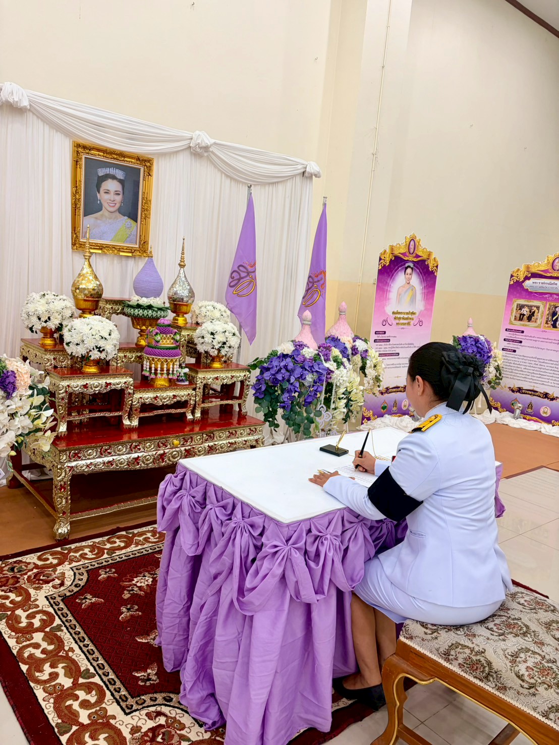 title - พิธีถวายเครื่องราชสักการะ วางพานพุ่ม และจุดเทียนถวายพระพรชัยมงคล เนื่องในวัน เฉลิมพระชนมพรรษา สมเด็จพระนางเจ้าสุทิดา พัชรสุธาพิมลลักษณ พระบรมราชินี